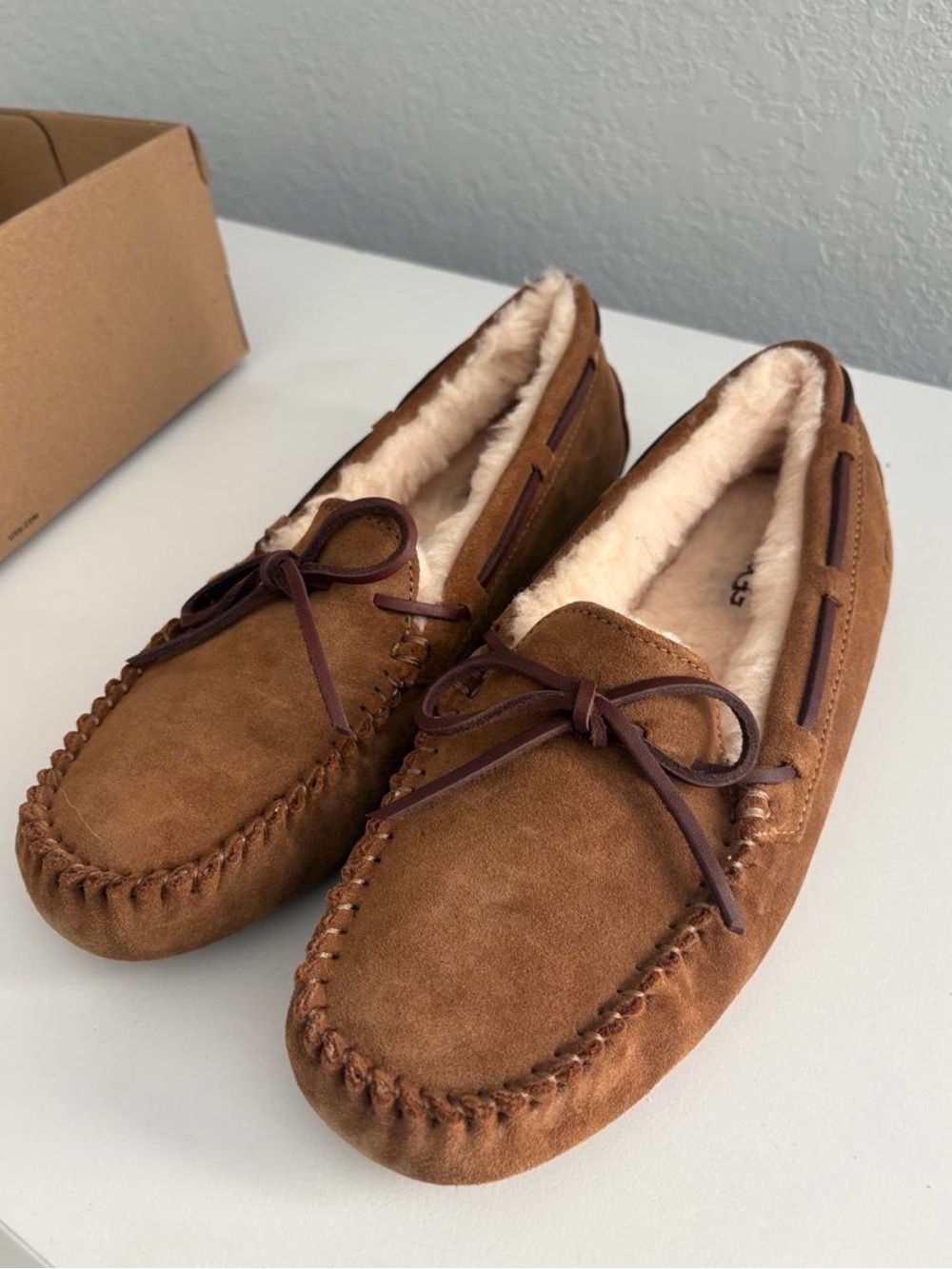 UGG womenās Dakota Moccasin Slippers in Chestnut Brown